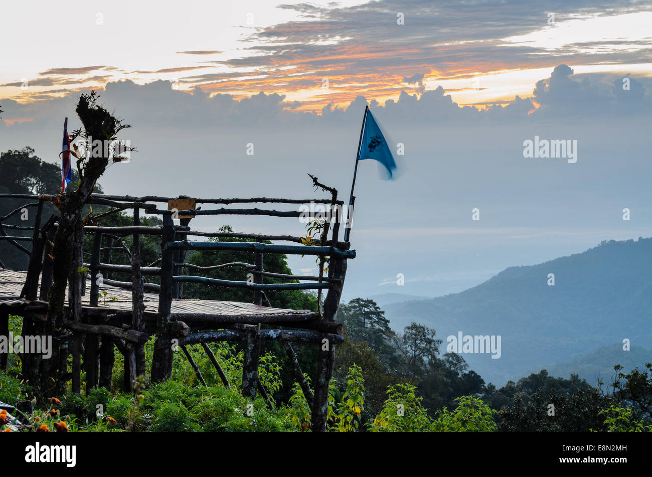 Podium für natürliche Blick auf Sicht Doi Ang Khang Berge bei Sonnenaufgang in der Provinz Chiang Mai in Thailand Stockfoto