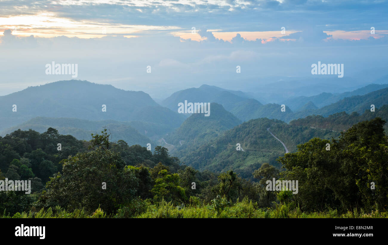 Landschaft der Sierra von Doi Ang Khang Bergen bei Sonnenaufgang in der Provinz Chiang Mai in Thailand Stockfoto