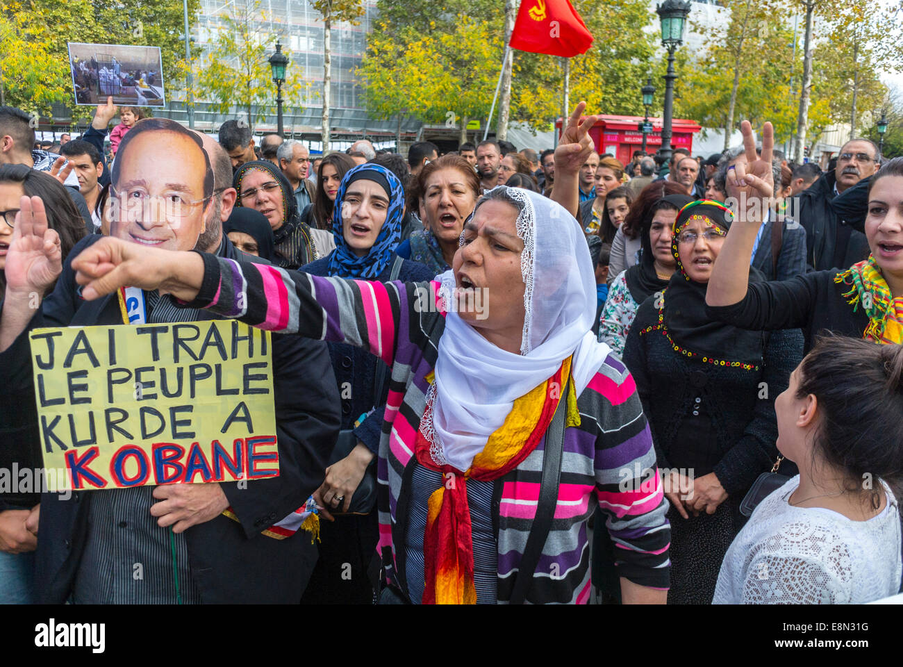 Paris, Frankreich. Öffentliche Demonstration, irakische Kurden protestieren gegen den Djhadisten Daesh in Syrien und im Irak. Massenprotest Flüchtlinge Protestierende tragen Protestschilder, Frau schreit bei der Outdoor-Kundgebung, Einwanderer in Europa Stockfoto