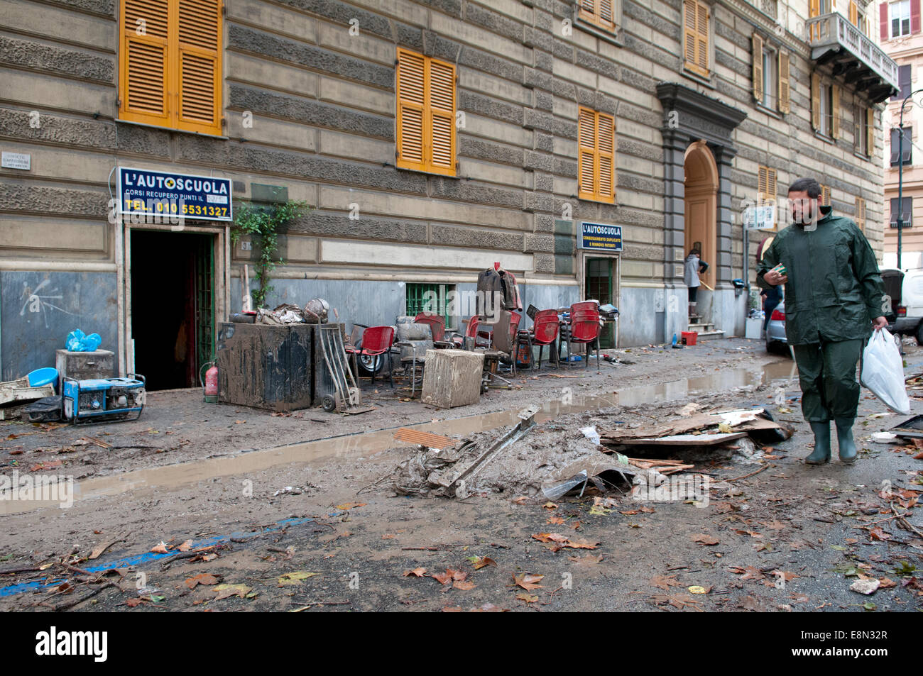 Genua, Italien. 11. Oktober 2014. Folgen der Überschwemmungen. Mindestens eine Person starb, als Sturzfluten durch die nordwestlichen italienischen Stadt Genua fegte. Schaufenster wurden eingeschlagen, Autos gewaschen beiseite und viele Straßen Knie tief im schlammigen Wasser gelassen wurden. Bildnachweis: Massimo Piacentino/Alamy Live-Nachrichten Stockfoto