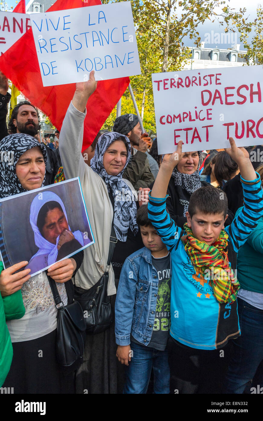 Paris, Frankreich. Öffentliche Demonstration: Irakische Kurden protestieren gegen den Dschhadisten Daesh in Syrien und im Irak. Menschenmenge Demonstranten Flüchtlinge Familien mit Kindern, mit französischem Protestplakat, Outdoor-Rallye auf der Straße, arabische Frauen im Hijab, Jungs paris Stockfoto