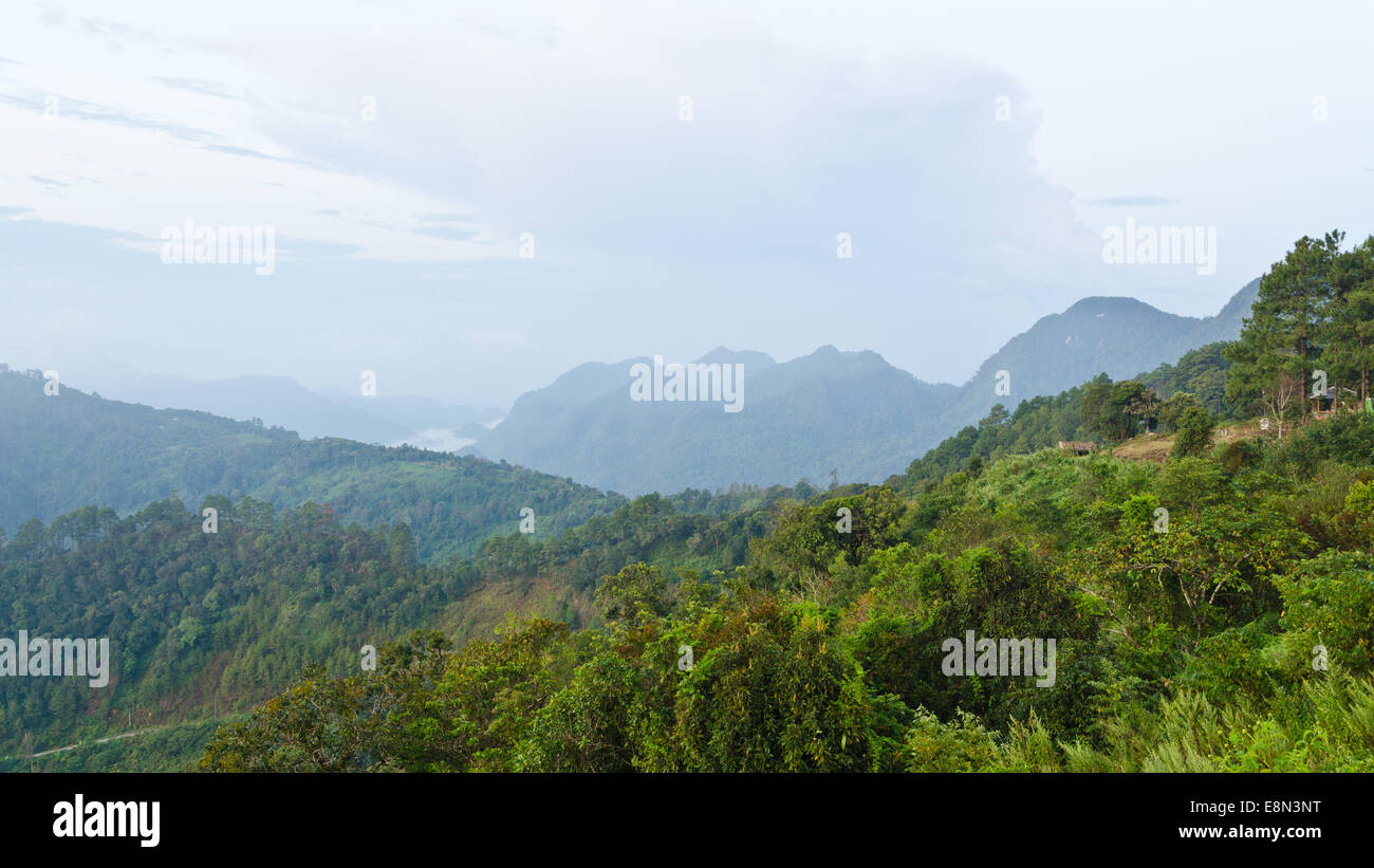 Landschaft der Sierra von Doi Ang Khang Bergen am Morgen in der Provinz Chiang Mai in Thailand Stockfoto