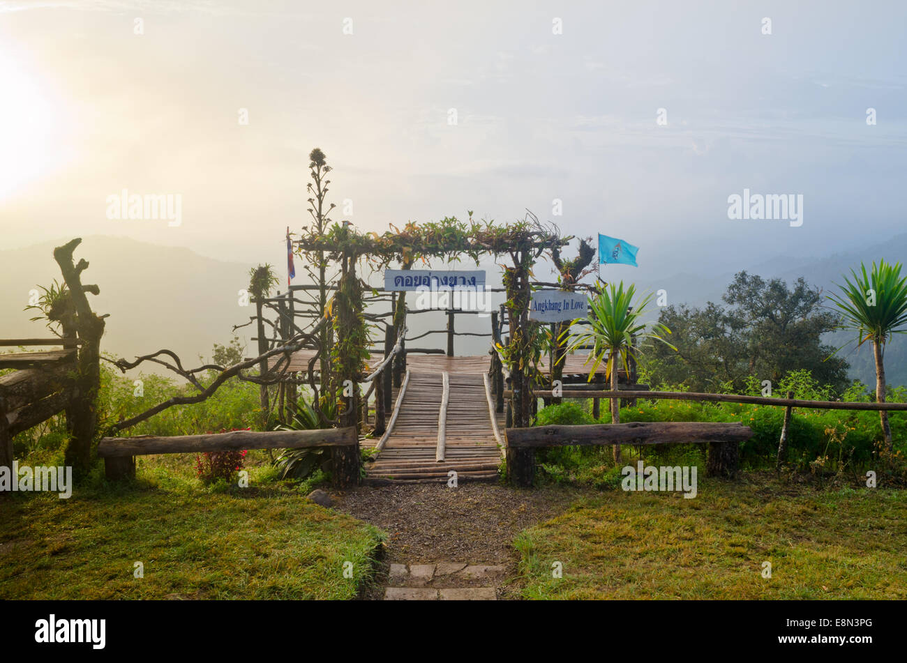 Podium für natürliche Blick auf Sicht Doi Ang Khang Berge am Morgen in der Provinz Chiang Mai in Thailand Stockfoto