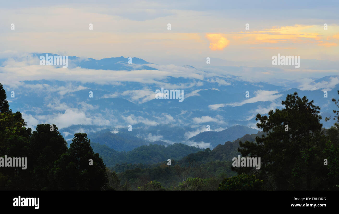 Sonnenuntergang hohe Bergkette Blick vom Aussichtspunkt am Huai Nam Dang Nationalpark in der Provinz Chiang Mai in Thailand Stockfoto