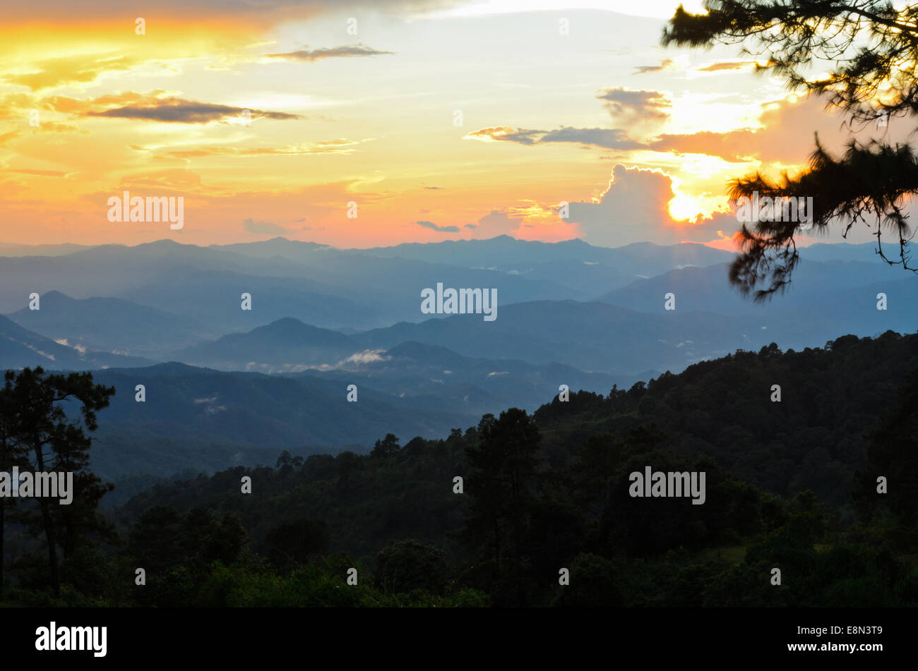 Sonnenuntergang über hohe Bergkette am Aussichtspunkt in Huai Nam Dang Nationalpark in Chiang Mai und Mae Hong Son von Thailand Stockfoto