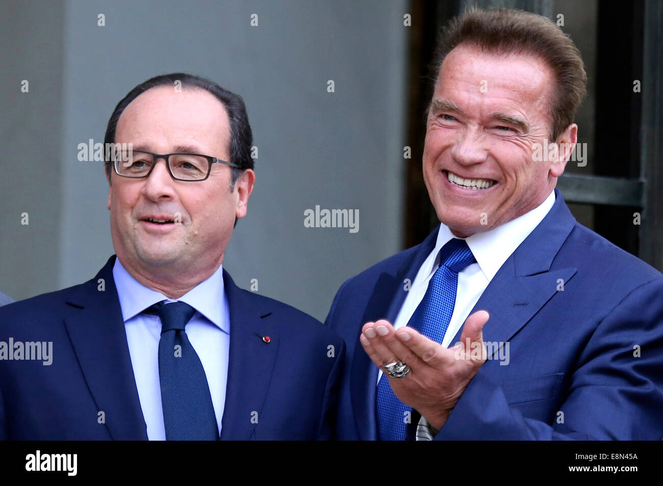 Paris, Frankreich. 10. Oktober 2014. Der französische Präsident Francois Hollande begrüßt US-Schauspieler, ehemaliger Gouverneur von Kalifornien und Gründung Vorsitzender der R20 Initiative Arnold Schwarzenegger vor ihrem Treffen im Elysee-Palast am 10. Oktober 2014 in Paris, Frankreich. Schwarzeneggers R20 Organisation, eine Koalition von Partnern, die unter der Leitung von regionalen Regierungen gegen den Klimawandel, hält einen zweitägigen Gipfel in Paris Credit: Dpa/Alamy Live-Nachrichten Stockfoto