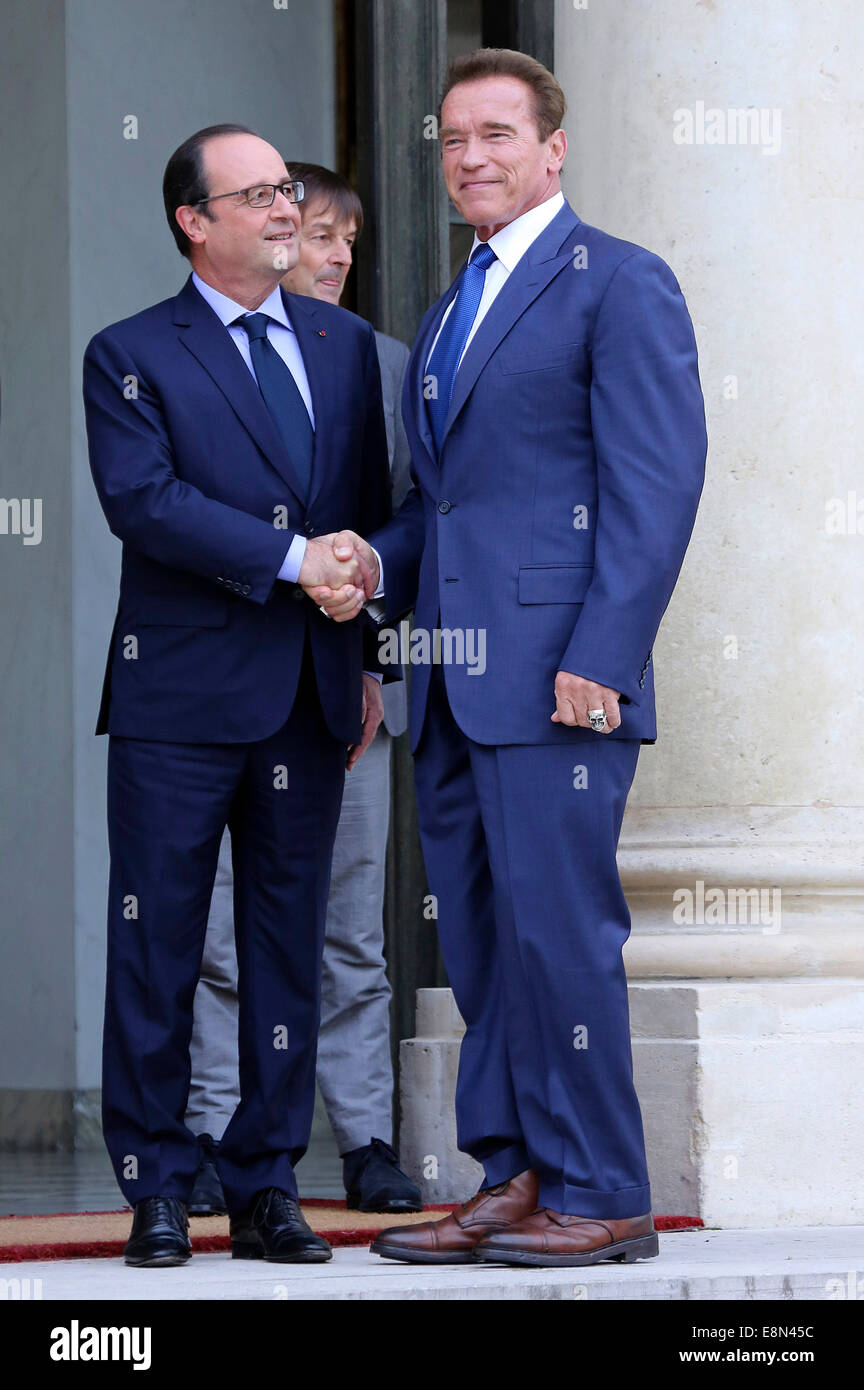 Paris, Frankreich. 10. Oktober 2014. Der französische Präsident Francois Hollande begrüßt US-Schauspieler, ehemaliger Gouverneur von Kalifornien und Gründung Vorsitzender der R20 Initiative Arnold Schwarzenegger vor ihrem Treffen im Elysee-Palast am 10. Oktober 2014 in Paris, Frankreich. Schwarzeneggers R20 Organisation, eine Koalition von Partnern, die unter der Leitung von regionalen Regierungen gegen den Klimawandel, hält einen zweitägigen Gipfel in Paris Credit: Dpa/Alamy Live-Nachrichten Stockfoto