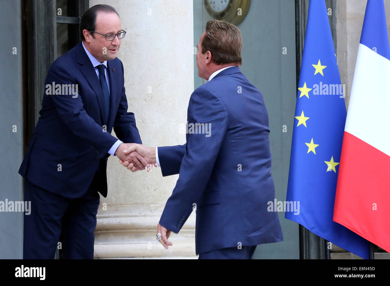 Paris, Frankreich. 10. Oktober 2014. Der französische Präsident Francois Hollande begrüßt US-Schauspieler, ehemaliger Gouverneur von Kalifornien und Gründung Vorsitzender der R20 Initiative Arnold Schwarzenegger vor ihrem Treffen im Elysee-Palast am 10. Oktober 2014 in Paris, Frankreich. Schwarzeneggers R20 Organisation, eine Koalition von Partnern, die unter der Leitung von regionalen Regierungen gegen den Klimawandel, hält einen zweitägigen Gipfel in Paris Credit: Dpa/Alamy Live-Nachrichten Stockfoto