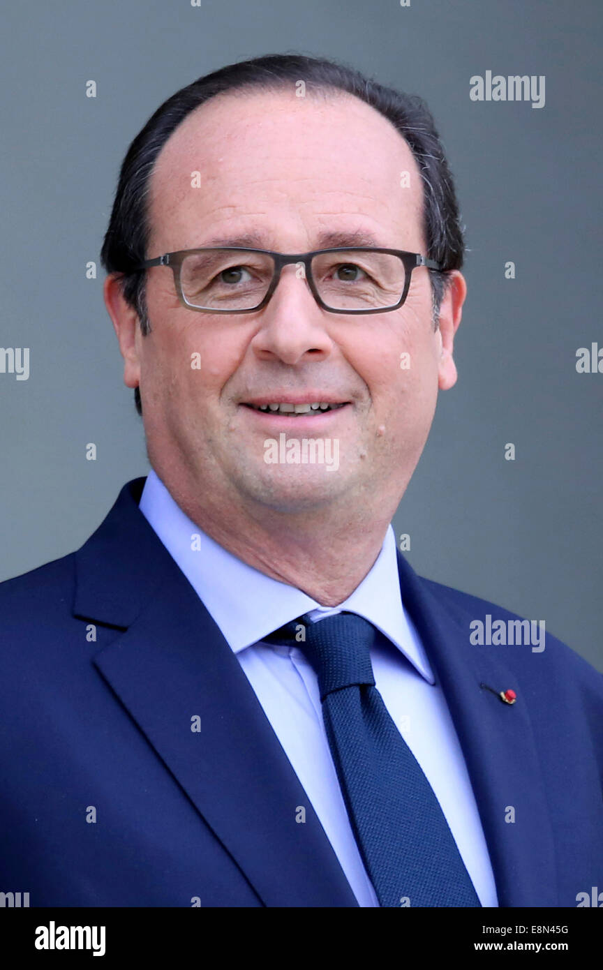 Paris, Frankreich. 10. Oktober 2014. Der französische Präsident Francois Hollande begrüßt US-Schauspieler, ehemaliger Gouverneur von Kalifornien und Gründung Vorsitzender der R20 Initiative Arnold Schwarzenegger vor ihrem Treffen im Elysee-Palast am 10. Oktober 2014 in Paris, Frankreich. Schwarzeneggers R20 Organisation, eine Koalition von Partnern, die unter der Leitung von regionalen Regierungen gegen den Klimawandel, hält einen zweitägigen Gipfel in Paris Credit: Dpa/Alamy Live-Nachrichten Stockfoto