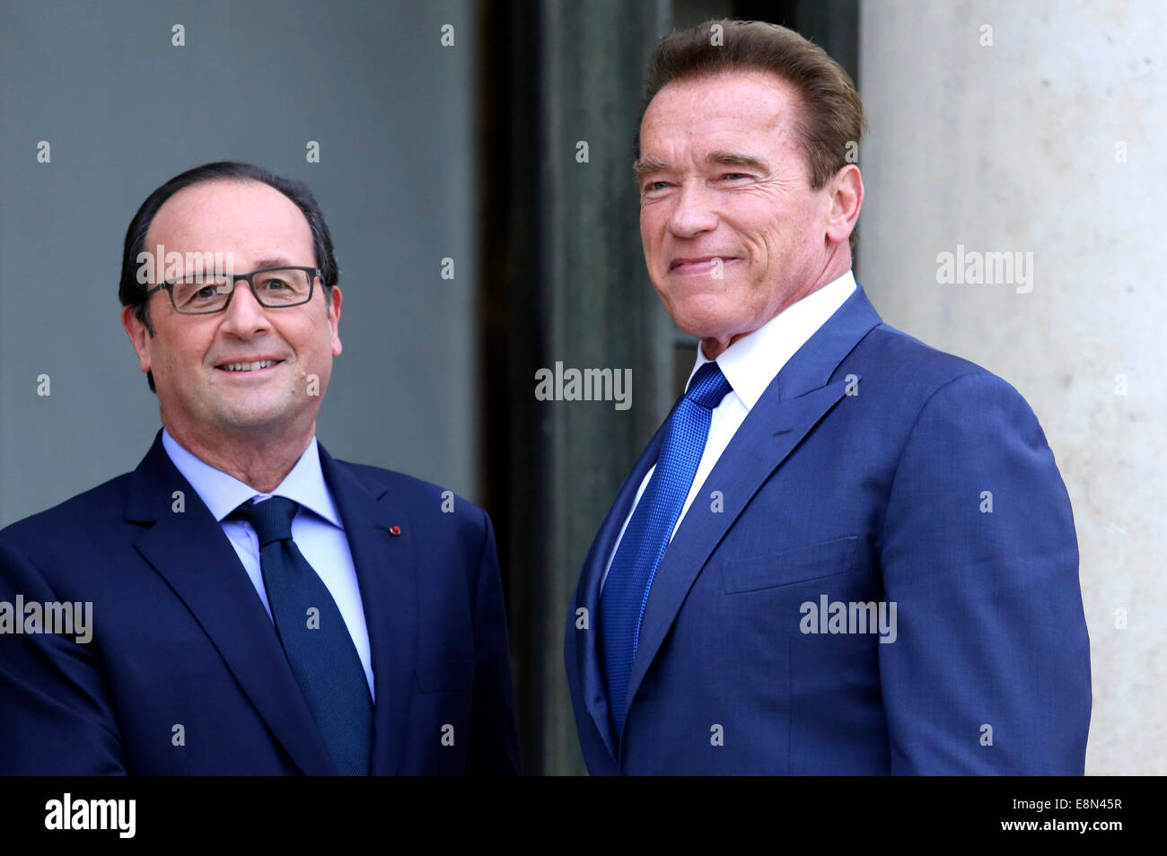 Paris, Frankreich. 10. Oktober 2014. Der französische Präsident Francois Hollande begrüßt US-Schauspieler, ehemaliger Gouverneur von Kalifornien und Gründung Vorsitzender der R20 Initiative Arnold Schwarzenegger vor ihrem Treffen im Elysee-Palast am 10. Oktober 2014 in Paris, Frankreich. Schwarzeneggers R20 Organisation, eine Koalition von Partnern, die unter der Leitung von regionalen Regierungen gegen den Klimawandel, hält einen zweitägigen Gipfel in Paris Credit: Dpa/Alamy Live-Nachrichten Stockfoto