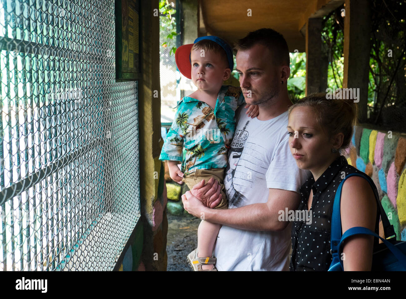 Junge Familie im Zoo, Puerto Vallarta, Mexiko Stockfoto