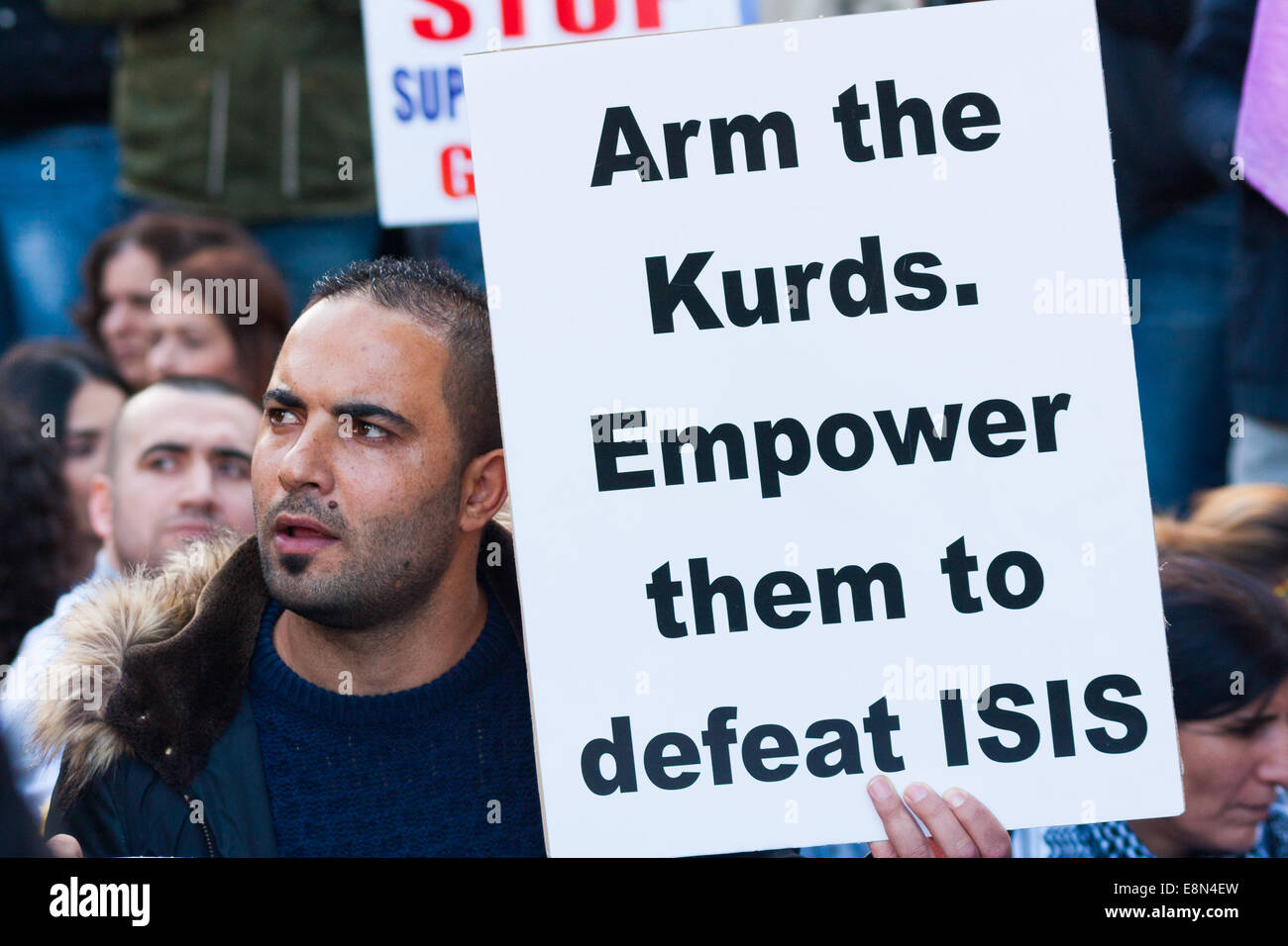 London, 11. Oktober 2014. Tausende von Demonstranten aus der UK kurdische Gemeinschaft demonstrieren gegen die Verzögerung bei der Unterstützung der Menschen in der syrischen Stadt Kobane in ihrem Kampf gegen den is in London. Sie beschuldigen auch Türkei, mit denen die Kurden einen lang andauernden Aufstand des Abstellgleises mit den islamischen Staat hatte durch Nichtstun um Kurden in Kobane helfen. Bild: Ein Demonstrant fordert, dass Kurden durch den Westen bewaffnet sind, so dass sie auf eine Ebene Playingfield gegen die hochentwickelten Waffen von ISIS zu kämpfen. Bildnachweis: Paul Davey/Alamy Live-Nachrichten Stockfoto