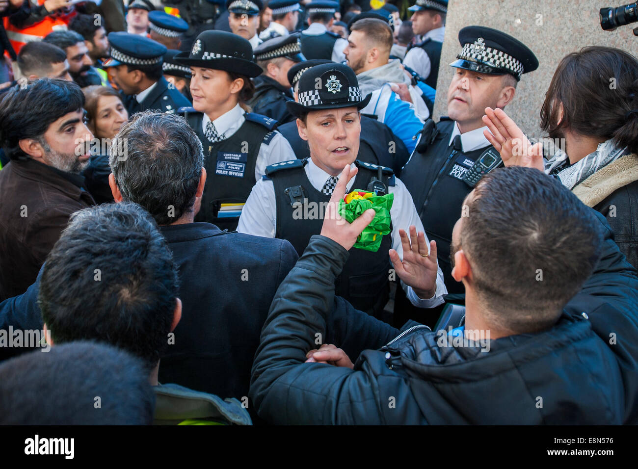 London, UK. 11. Oktober 2014. Ein Protest fordern Unterstützung für die Kurden und die Schuld der Türkei nicht zu helfen ist in der Regel ruhig. Obwohl einen verpfuschten Anschlag und die Suche startet eine Konfrontation, die zu wenige Verhaftungen führt. Ruhe wird zumindest vorübergehend wiederhergestellt, wenn kurdische Verwalter eine Barriere zwischen den Demonstranten und der Polizeilinien bilden. Parliament Square, London 11. Oktober 2014. Bildnachweis: Guy Bell/Alamy Live-Nachrichten Stockfoto
