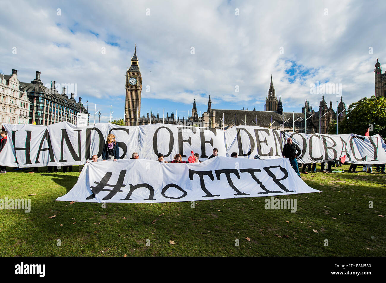 London, UK. 11. Oktober 2014. Keine TTIP europäischen Aktionstag – im Rahmen eines Tages der Protest in der gesamten EU.  Die transatlantische Handels- und Investitionsabkommen (TTIP) soll "Freihandelsabkommen" sein und wird derzeit von der EU und den USA verhandelt. Demonstranten sind besorgt, dass die "Deal geben Großkapitals mehr Macht über die Gesellschaft, Umwelt, öffentliche Dienste und Demokratie". Parliament Square, London 11. Oktober 2014. Bildnachweis: Guy Bell/Alamy Live-Nachrichten Stockfoto