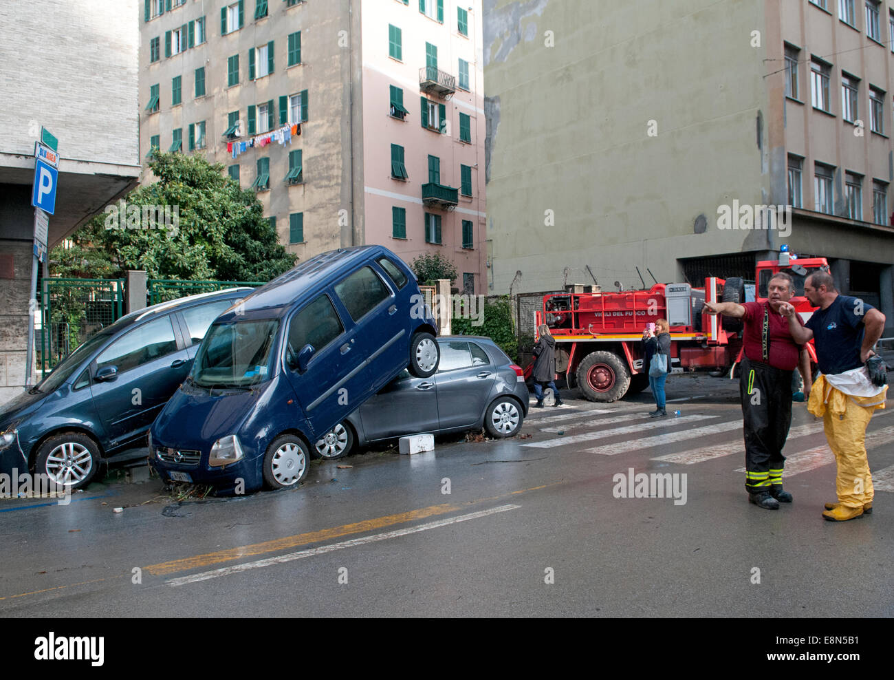 Genua, Italien. 11. Oktober 2014. Folgen der Überschwemmungen. Mindestens eine Person starb, als Sturzfluten durch die nordwestlichen italienischen Stadt Genua fegte. Schaufenster wurden eingeschlagen, Autos gewaschen beiseite und viele Straßen Knie tief im schlammigen Wasser gelassen wurden. Bildnachweis: Massimo Piacentino/Alamy Live-Nachrichten Stockfoto