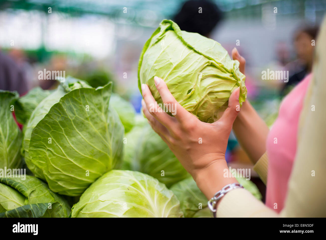 Frau frisches Gemüse auf dem Markt zu kaufen Stockfoto