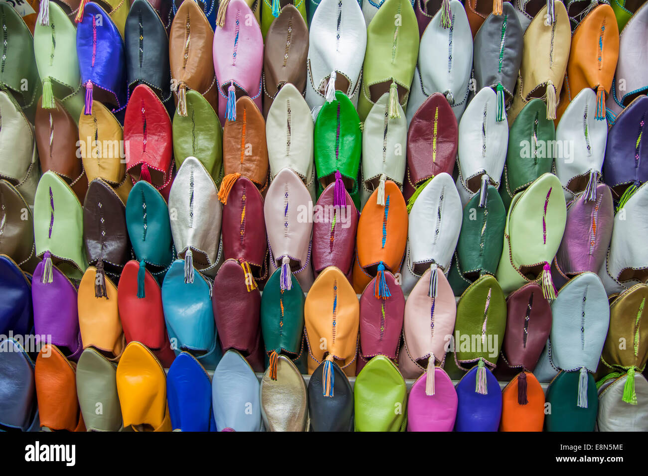 Bunte Babiuches am Souk in Marrakesch, Marokko Stockfoto