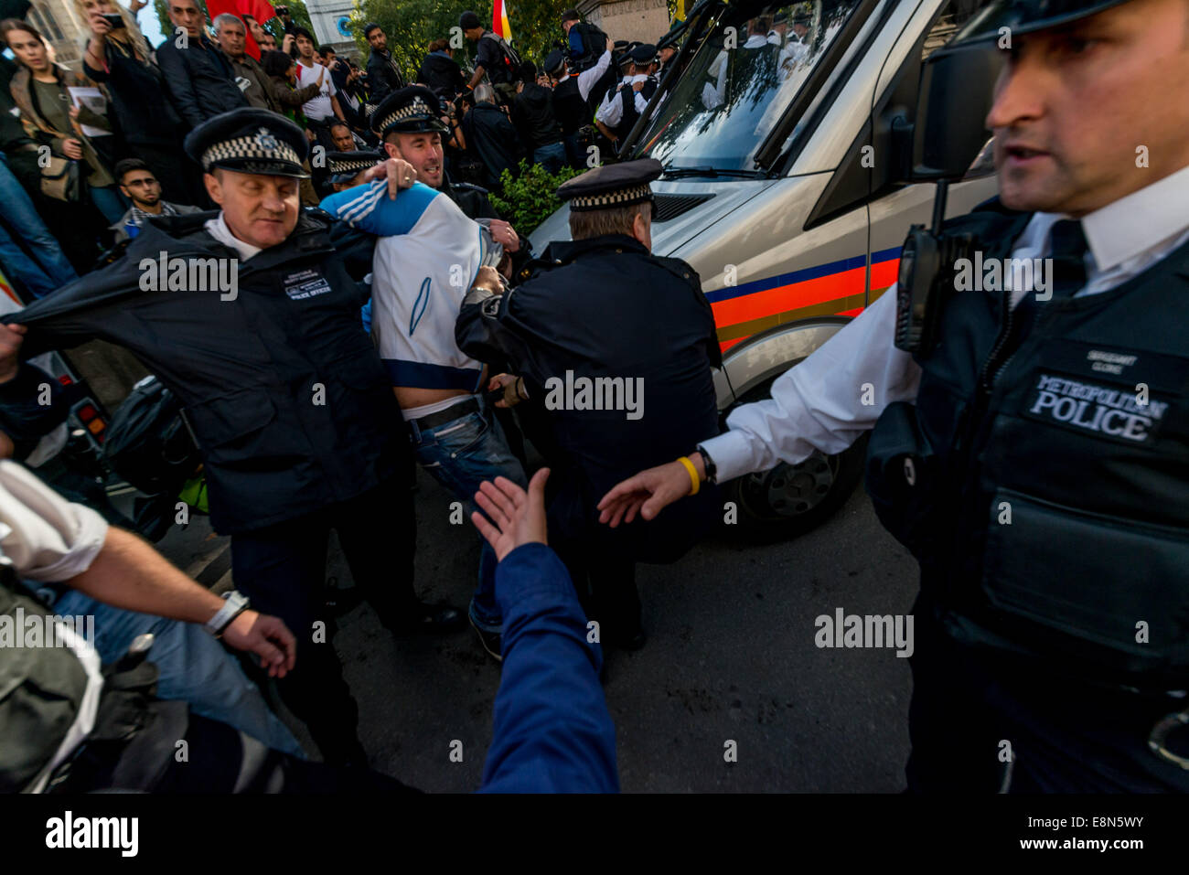 Die Polizei verhaftete pro-kurdische Demonstranten während der Kundgebung in London Stockfoto