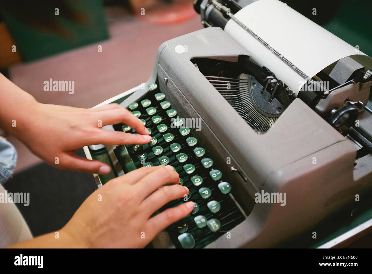 Schreibmaschine mit hand Stockfoto