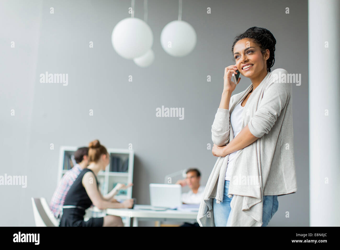 Junge Leute im Büro Stockfoto