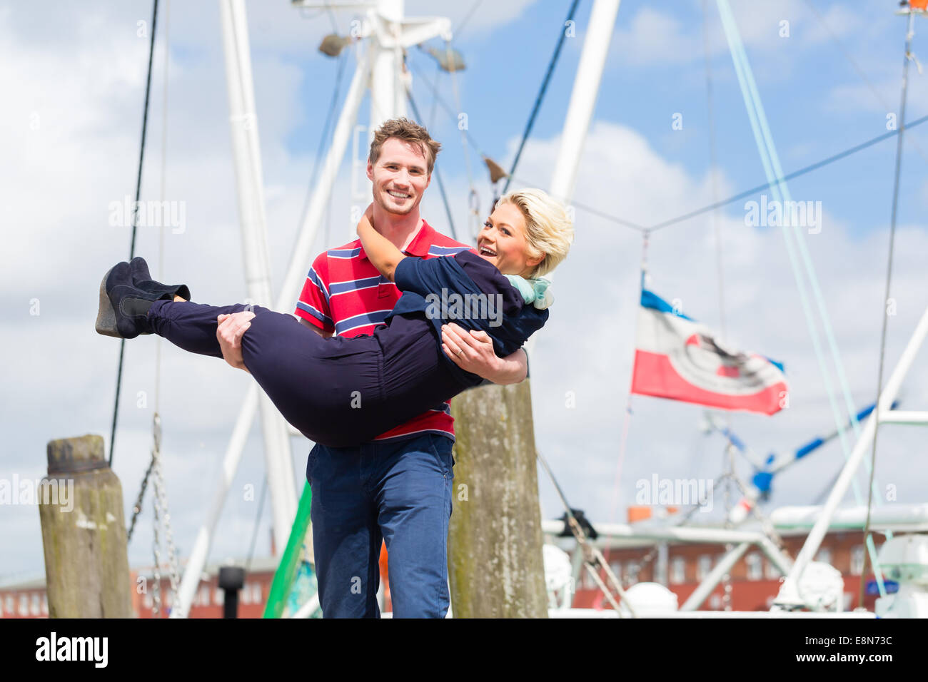 Paar genießt Urlaub an der deutschen Nordsee Schiffsanlegestelle Stockfoto