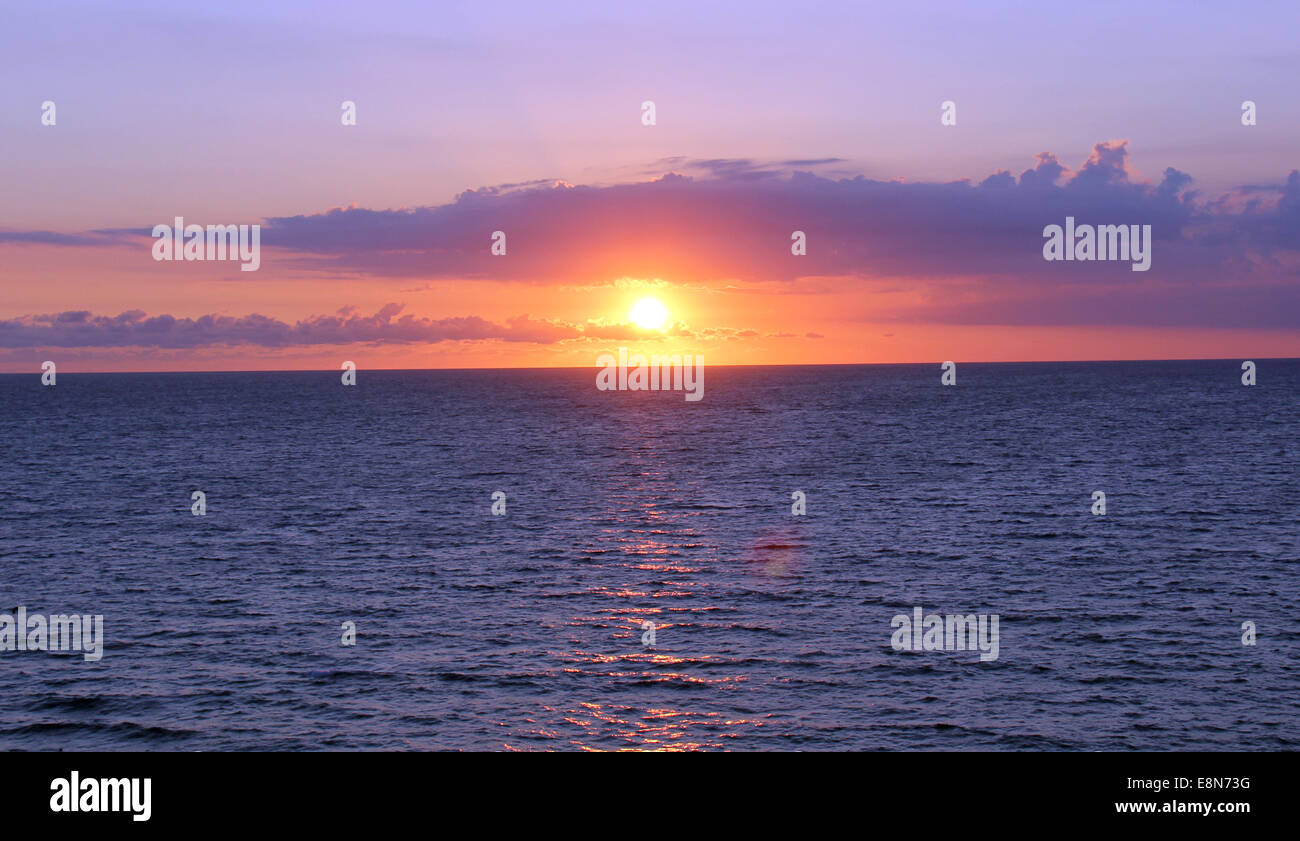 Lila Sonnenuntergang am Mittelmeer Stockfoto
