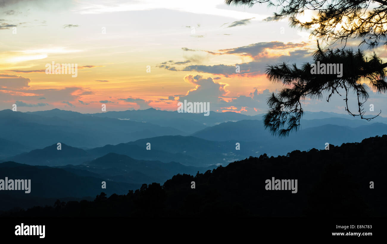 Sonnenuntergang über hohe Bergkette am Aussichtspunkt in Huai Nam Dang Nationalpark in Chiang Mai und Mae Hong Son von Thailand Stockfoto