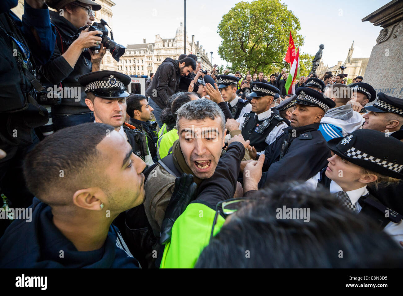 London, UK. 11. Oktober 2014.  Kurdische Demonstranten Zusammenstoß mit traf Polizei 2014 Credit: Guy Corbishley/Alamy Live News Stockfoto