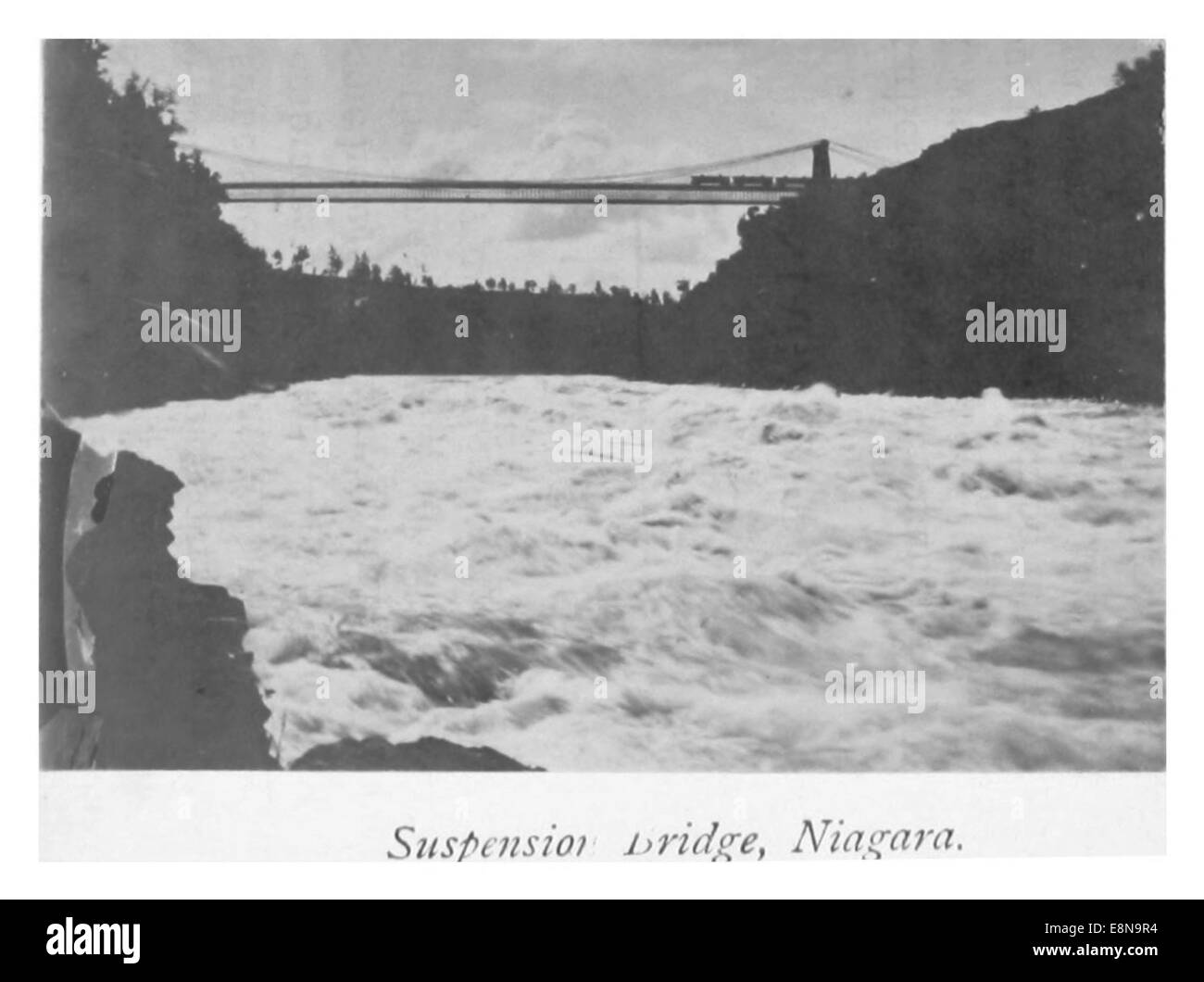 Diese 1867 von Small gezeigte Illustration zeigt die Niagara Hängebrücke und zeigt die frühen Bauphasen. Die Brücke war eine wichtige Verbindung zwischen der amerikanischen und der kanadischen Seite der Niagarafälle. Stockfoto