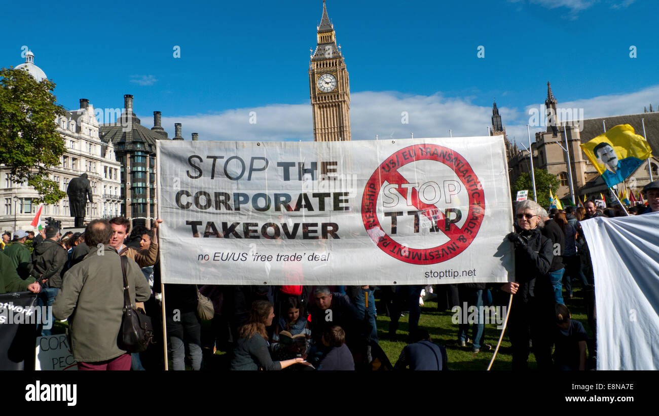 Parliament Square, London UK. 11. Oktober 2014. Demonstrationen statt mit Anti TTIP Banner im Parlament Platz auf einem Europaweiten protestierenden Demonstranten protestieren TTIP am Tag der Aktion Protest Demonstration gegen den transatlantischen Handel und Investitionen Partnerschaft, welche Pläne die Befugnisse der NHS National Health Service für Unternehmen zerstört, die demokratischen Rechte der Gesellschaft besonders zu übertragen. Kathy deWitt/Alamy leben Nachrichten Stockfoto