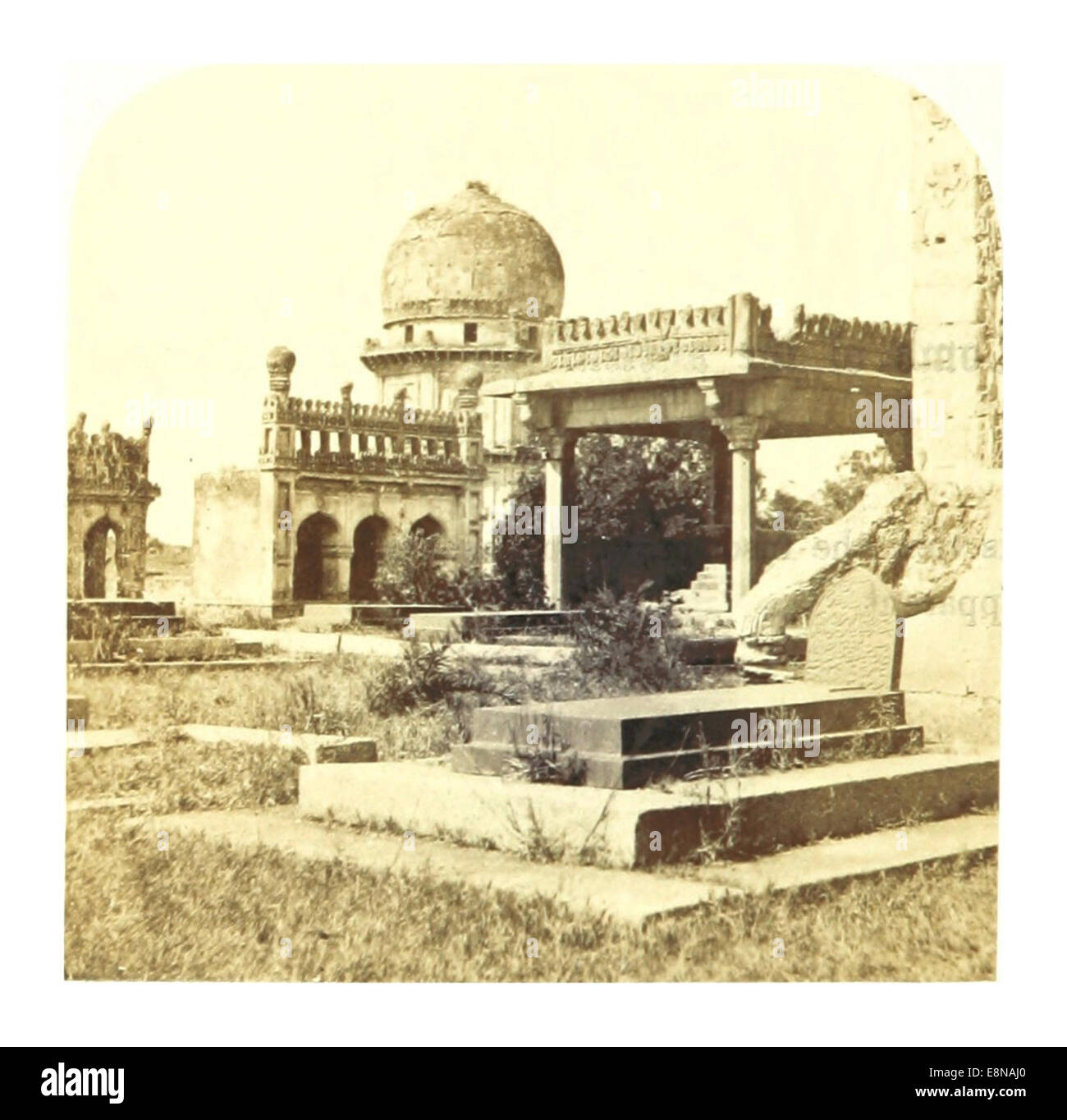 Eine Illustration aus dem Jahr 1862 aus Weld, die die Gräber der alten Könige von Golconda, Indien, zeigt. Die Skizze hebt die architektonische Pracht der Gräber hervor. Stockfoto