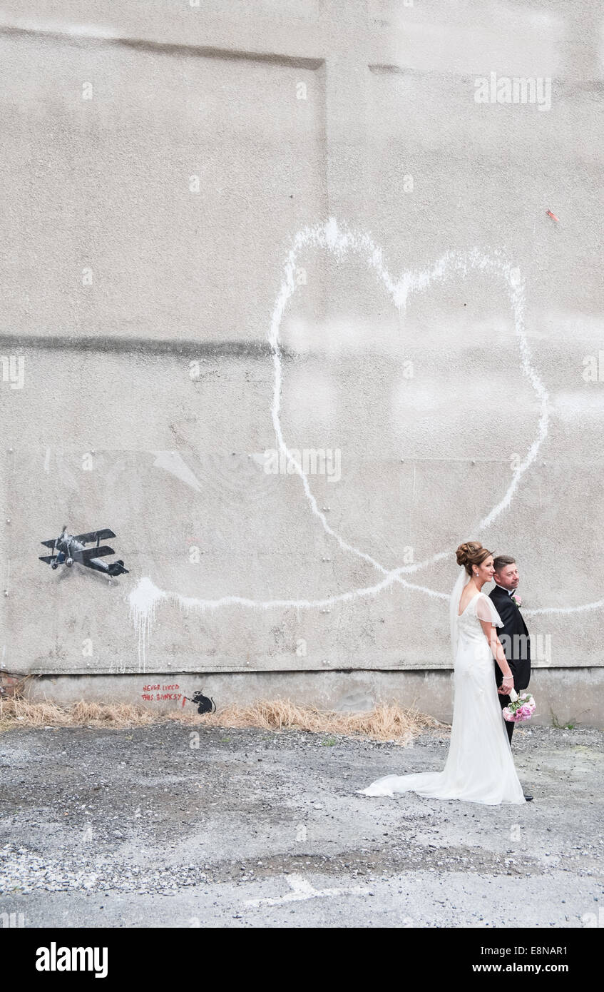 Hochzeit Bilder Fotos Von Ein Paar Vor Einem Herzformigen Vapor Trail Aus Bi Ebene Banksy Grafitti Kunst Liebe Flugzeug Liverpool Stockfotografie Alamy