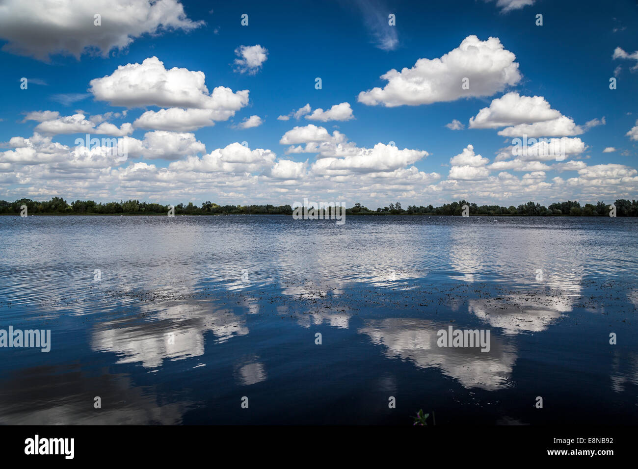 Reflexionen der weißen flauschigen Wolken in einem See auf blau, Himmel, sonnigen Tag Stockfoto