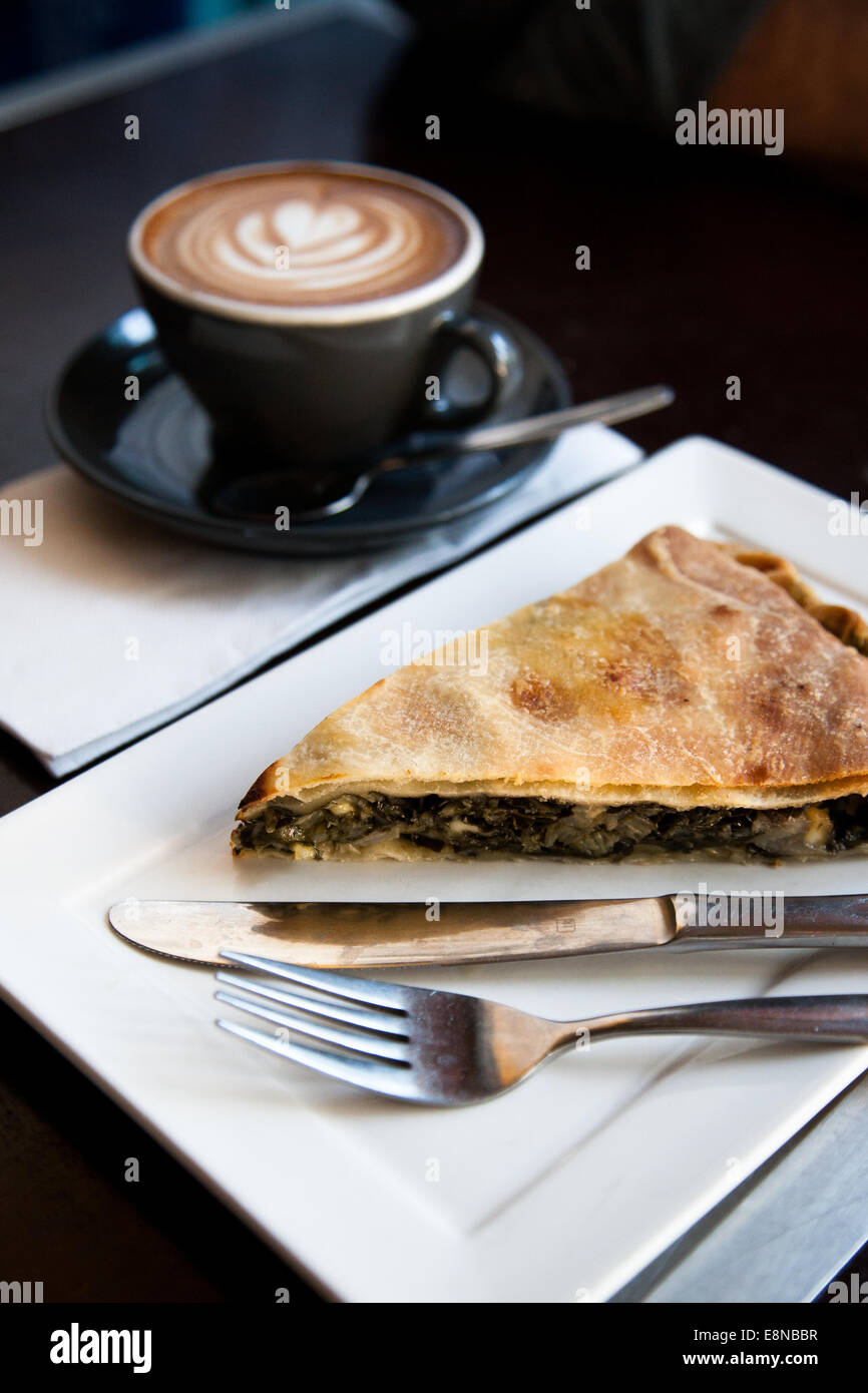 Spinatpastete mit Kaffee Stockfoto