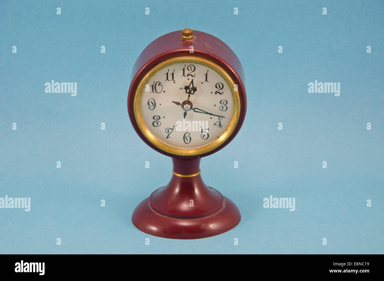 Antik-Design Vintage Uhr auf blauem Hintergrund Stockfoto