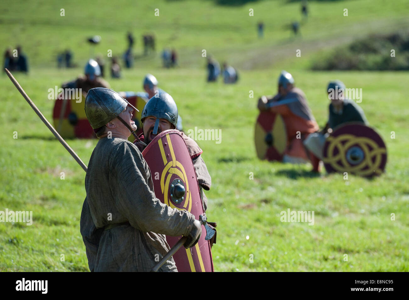 Battle Abbey, East Sussex, UK. 11. Oktober 2014. Etwa 400 Soldaten nahmen an eine Nachstellung der Schlacht von Hastings 1066 in der Battle Abbey in East Sussex zwischen König Harold Sachsen und Normannen William der Eroberer. Bildnachweis: Lee Thomas/Alamy Live-Nachrichten Stockfoto