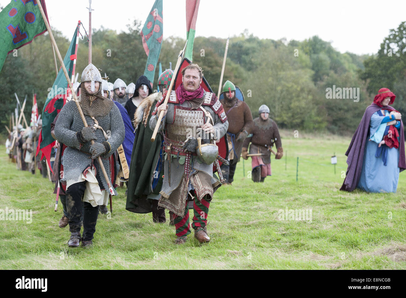 Battle, East Sussex, UK. 11. Oktober 2014. Etwa 400 Soldaten nahmen an eine Nachstellung der Schlacht von Hastings 1066 in der Battle Abbey in East Sussex zwischen König Harold Sachsen und Normannen William der Eroberer. Im Bild: Re-Enactment Soldaten bereiten sich, vor dem Kampf zu kämpfen. © Lee Thomas/ZUMA Draht/Alamy Live-Nachrichten Stockfoto