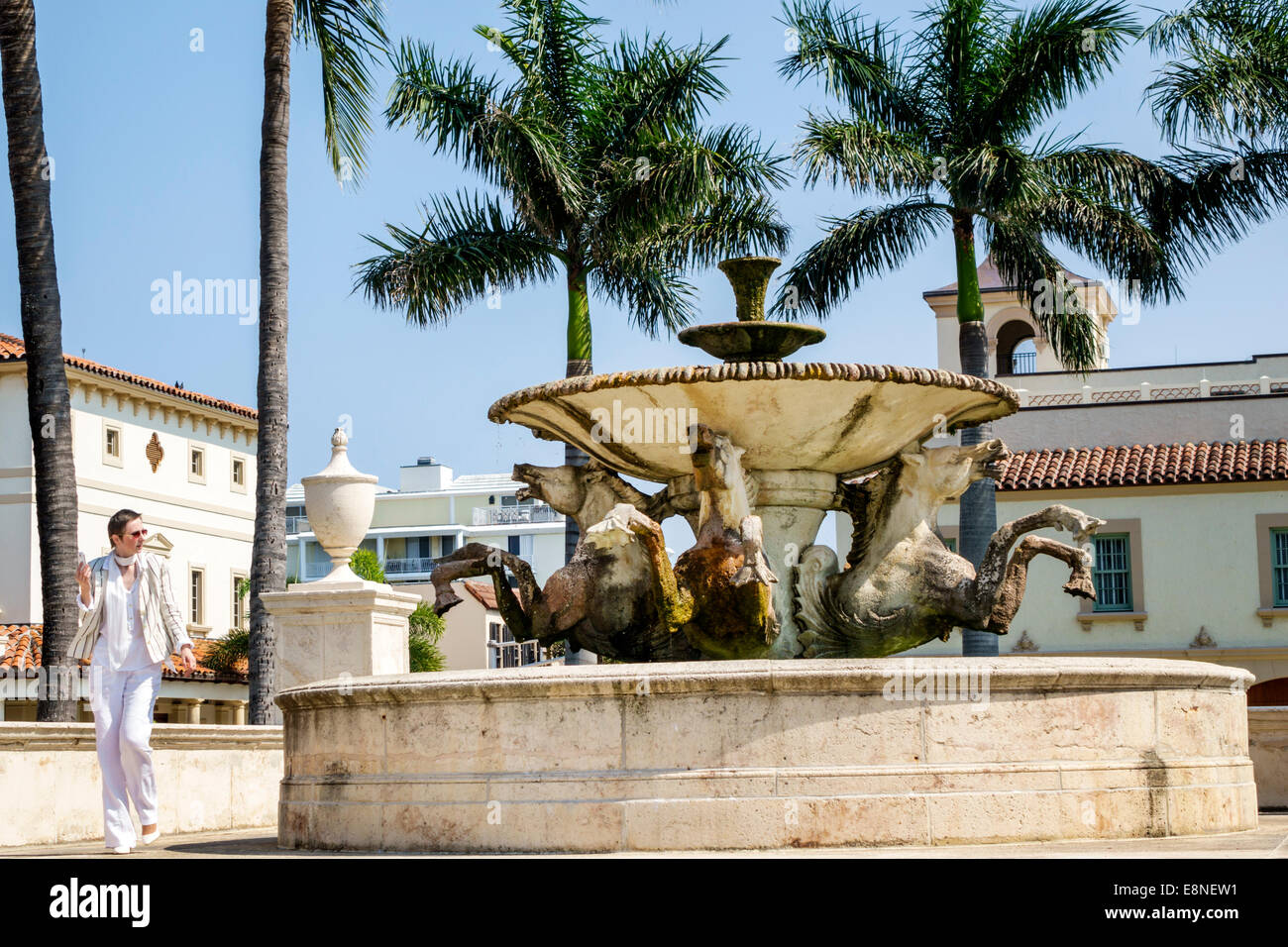 Palm Beach Florida, Memorial Fountain Plaza, Addison Mizner, Designer, Pferde, Palmen, Erwachsene Erwachsene Frau Frauen Dame, Besucher reisen Stockfoto