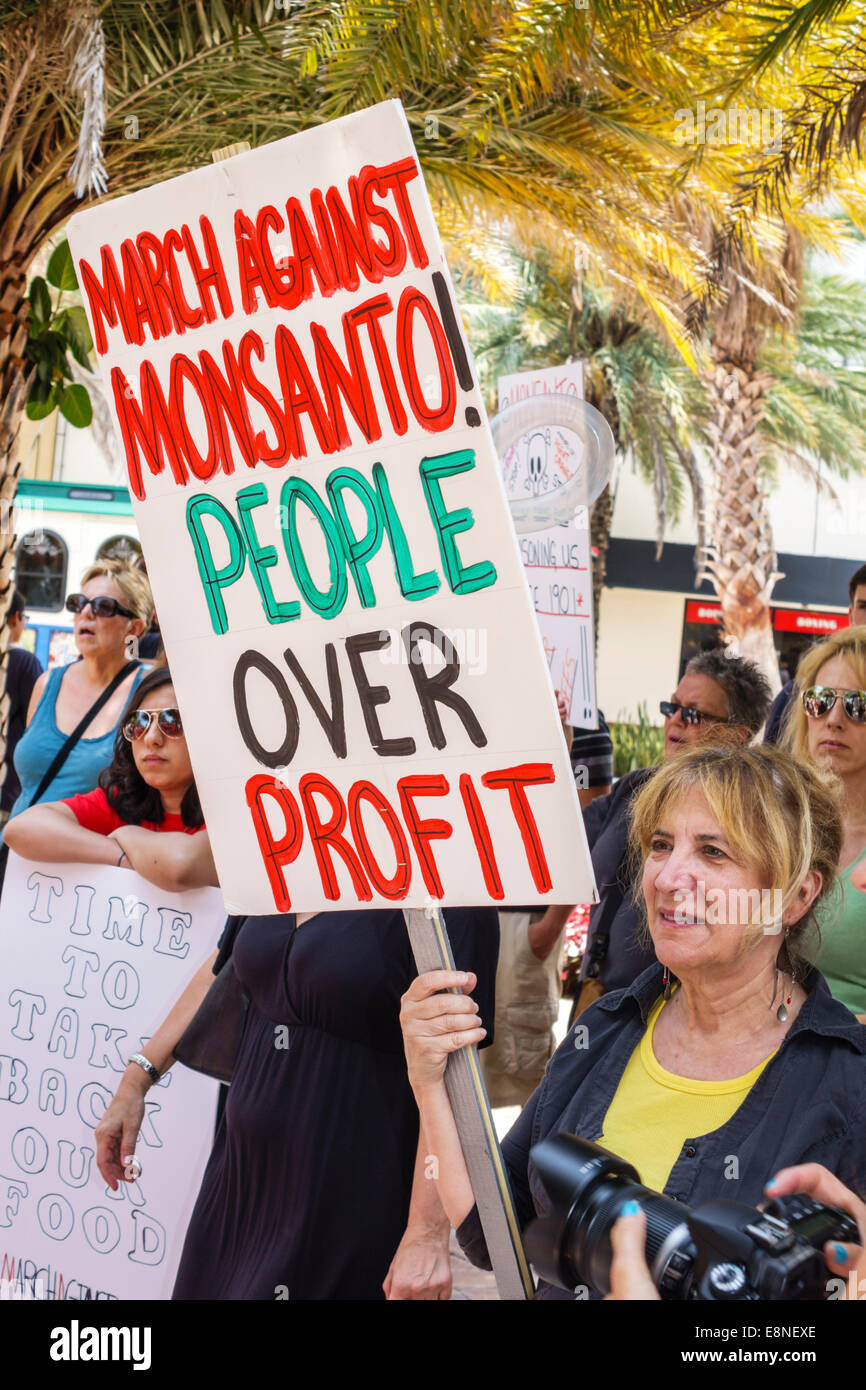 West Palm Beach Florida, Clematis Street, Protest, Demonstration, Monsanto, GVO, GVO, gentechnisch veränderte Kulturpflanzen, Organismen, gegen, Zeichen, Protestler, Demonstranten Stockfoto