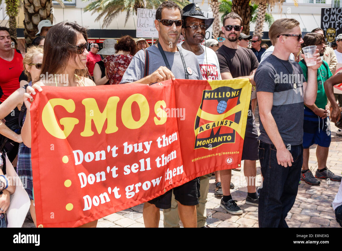 West Palm Beach Florida, Clematis Street, Protest, Demonstration, Monsanto, GVO, GVO, gentechnisch veränderte Kulturpflanzen, Organismen, gegen, Zeichen, Banner, Protestler, pro Stockfoto