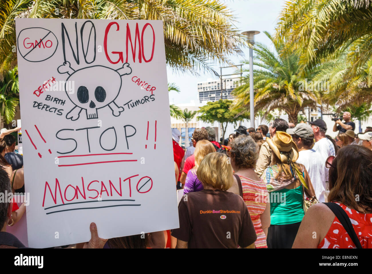 West Palm Beach Florida, Clematis Street, Protest, Demonstration, Monsanto, GVO, GVO, gentechnisch veränderte Kulturpflanzen, Organismen, gegen, Schild, Poster, Protestler, Pro Stockfoto