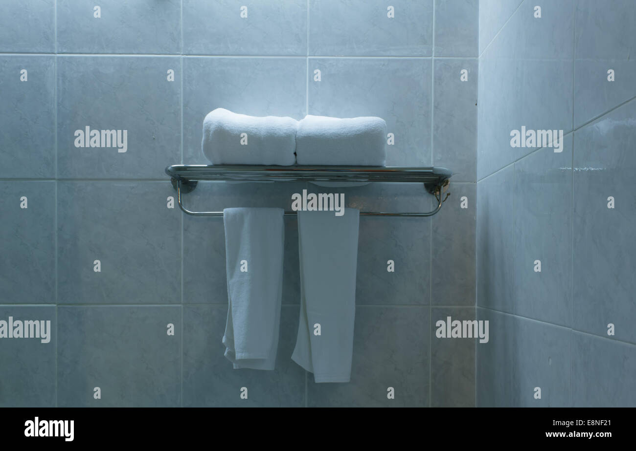 Hanging Hotel Towels Stockfotos und -bilder Kaufen - Alamy