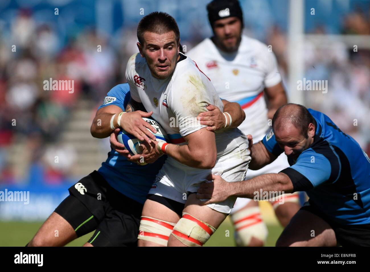 Montevideo, Uruguay. 11. Oktober 2014. Agustin Ormaechea (L) und Alejo Corral (R) von Uruguay wetteifern um den Ball mit Victor Gresev Russlands während des Spiels für den letzten Pass für den Rugby World Cup 2015 im Charrua Stadion in Montevideo, der Hauptstadt von Uruguay, am 11. Oktober 2014. © Nicolas Celaya/Xinhua/Alamy Live-Nachrichten Stockfoto