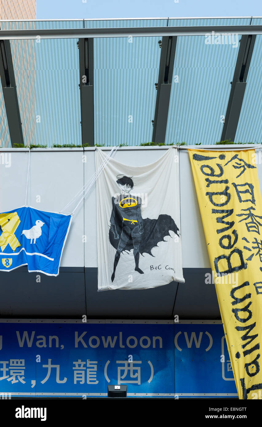 Hong Kong. 12. Oktober 2014. Hong Kong. 12. Oktober 2014.  Hong Kong Proteste: Studenten, pro-Demokratie-Aktivisten und anderen Unterstützern der Occupy Central, jetzt genannt den Regenschirm-Bewegung oder den Regenschirm-Revolution sind im Dach Platz in Tamar Admiralität kampieren. Banner und Poster decken den Bereich einschließlich Wände und Stege. Stockfoto
