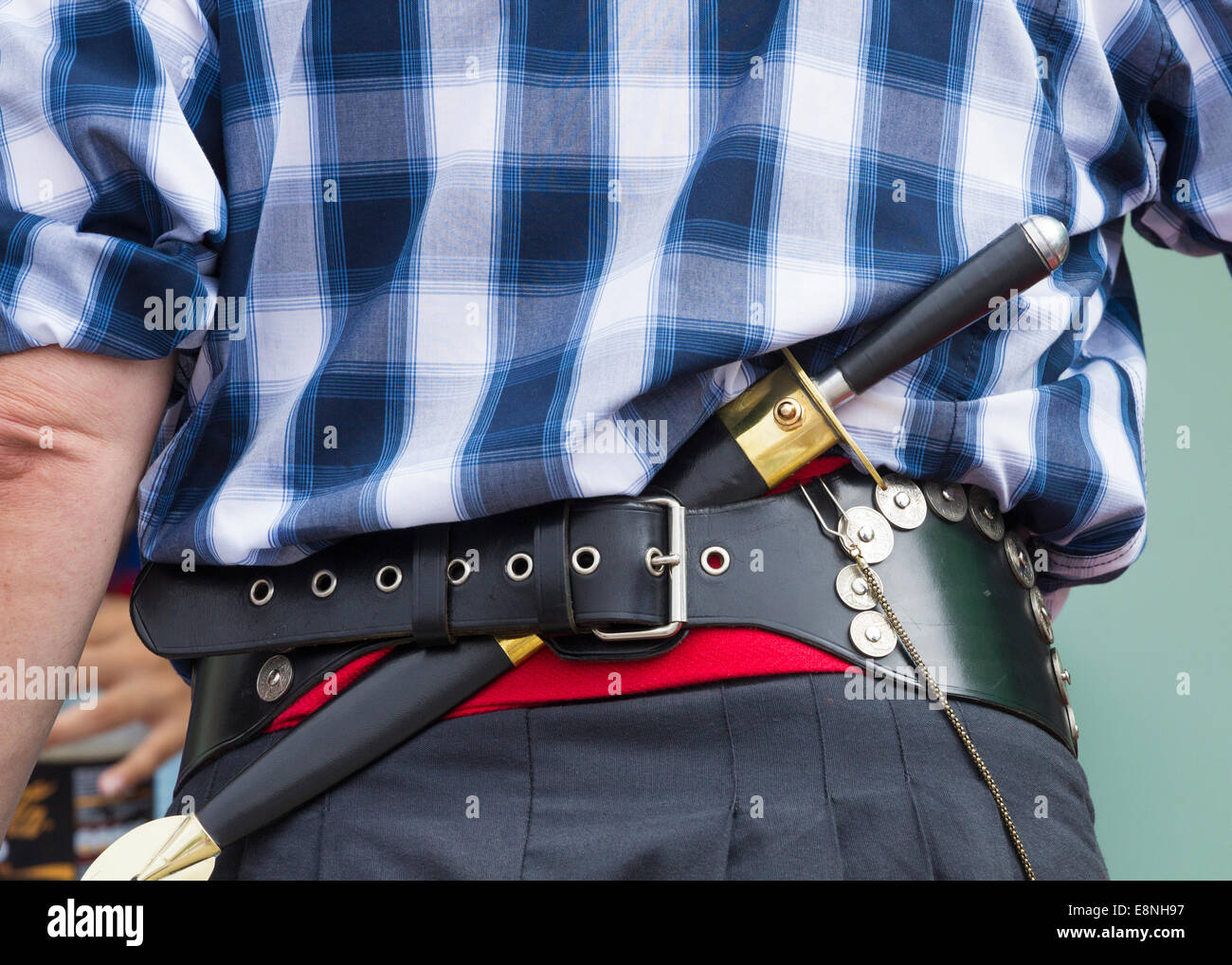 Gaucho aus Argentinien tragen traditionelle Münze Gürtel und Facon Messer. Stockfoto