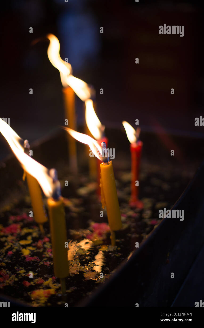 Rote und gelbe Kerzen brennen in einem Tempel, das jährliche Vegetarian Festival, Chinatown, Bangkok, Thailand zu feiern. Stockfoto