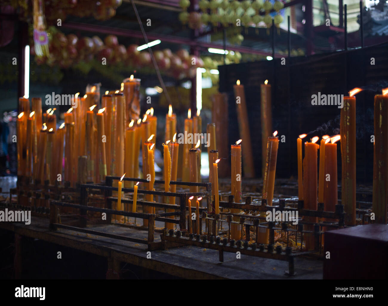 Gelbe Kerzen brennen vor Saan Jao Joe Sue Gong Tempel während der jährlichen Vegetarian Festival, Talad Noi, Bangkok, Thailand Stockfoto