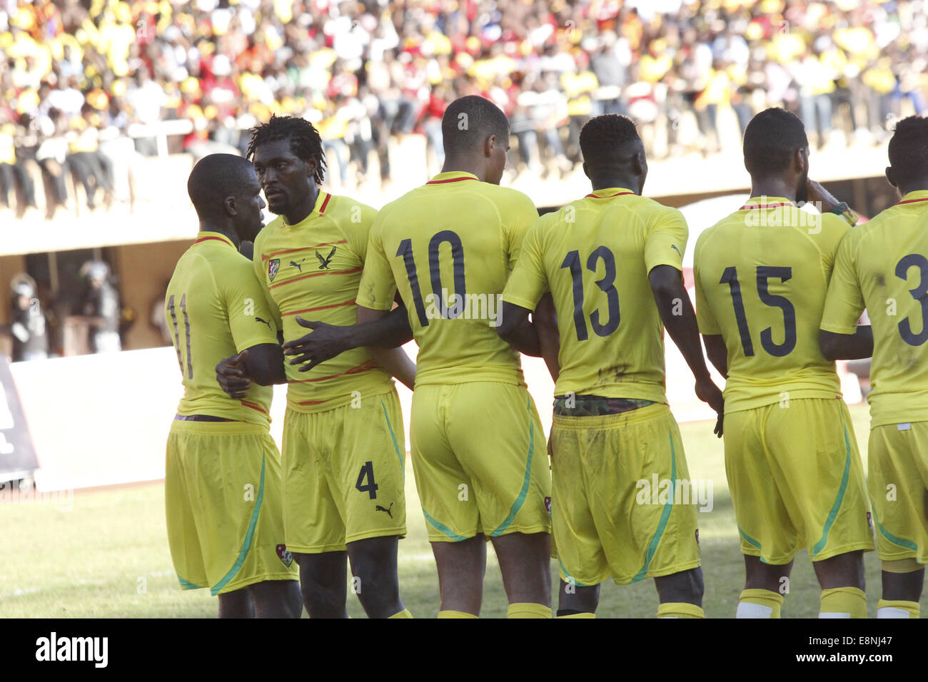 Kampala, Uganda. 11. Oktober 2014.  Togo internationale Emmanuel Adebayor reiht sich Sperber Mauer gegen Uganda Kraniche auf dem Weg zu ihren 1: 0 bei Mandela-Stadion.  Bildnachweis: Samson Opus/Alamy Live-Nachrichten Stockfoto