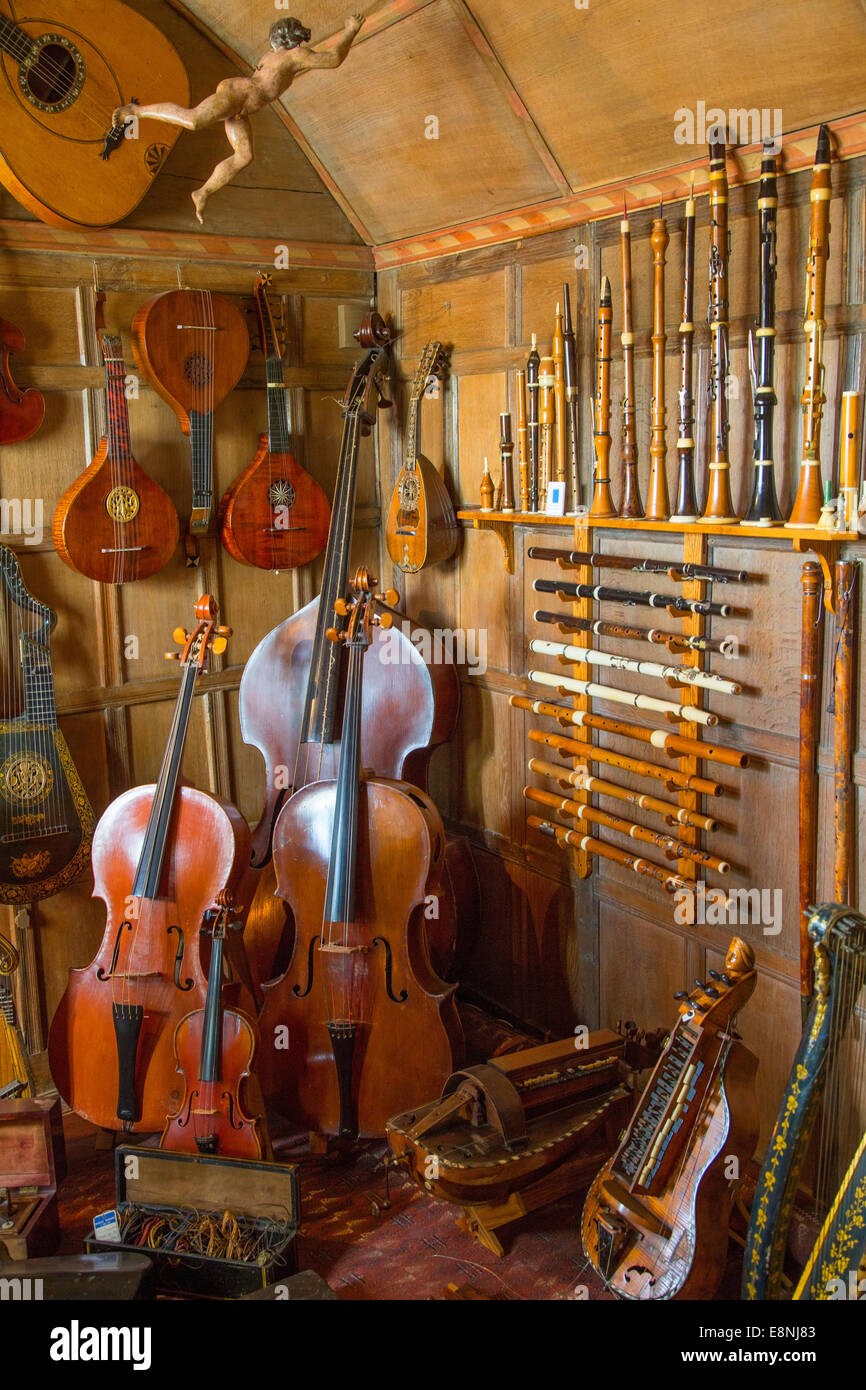 Musik - Teil der riesigen Sammlung von Objekten aus Charles Furt, Snowshill Manor, Snowshill, die Cotswolds, Gloucestershire, England Stockfoto