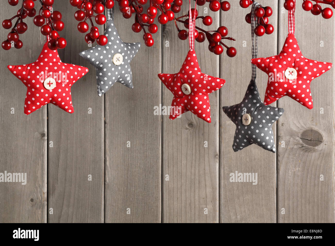 Weihnachts-Dekoration über hölzerne Hintergrund Stockfoto